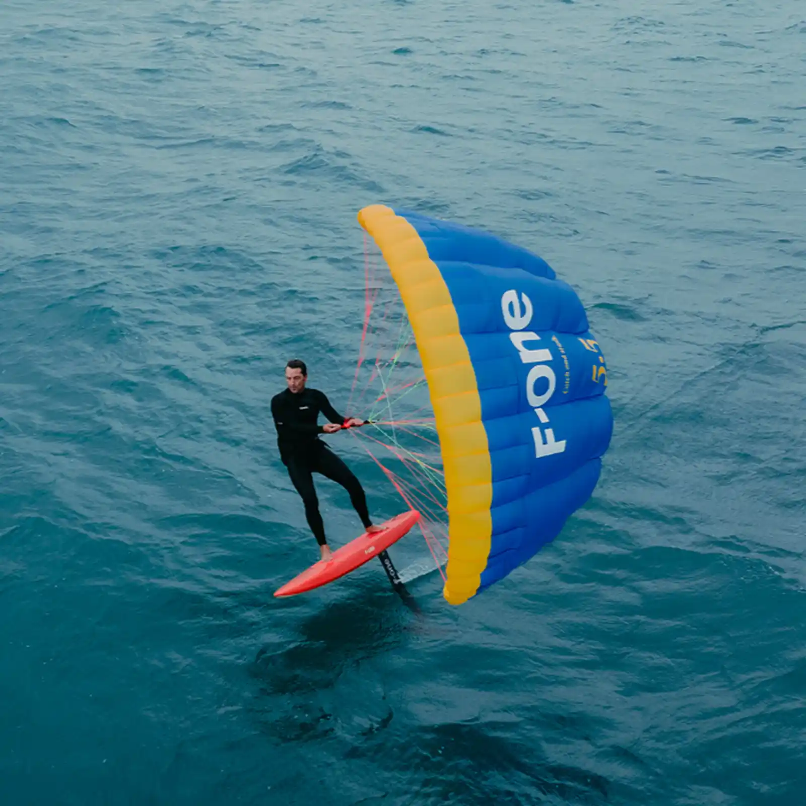 F-One Frigate Pocket Wing en navigation, vue montrant la structure mono-peau et le bridage court