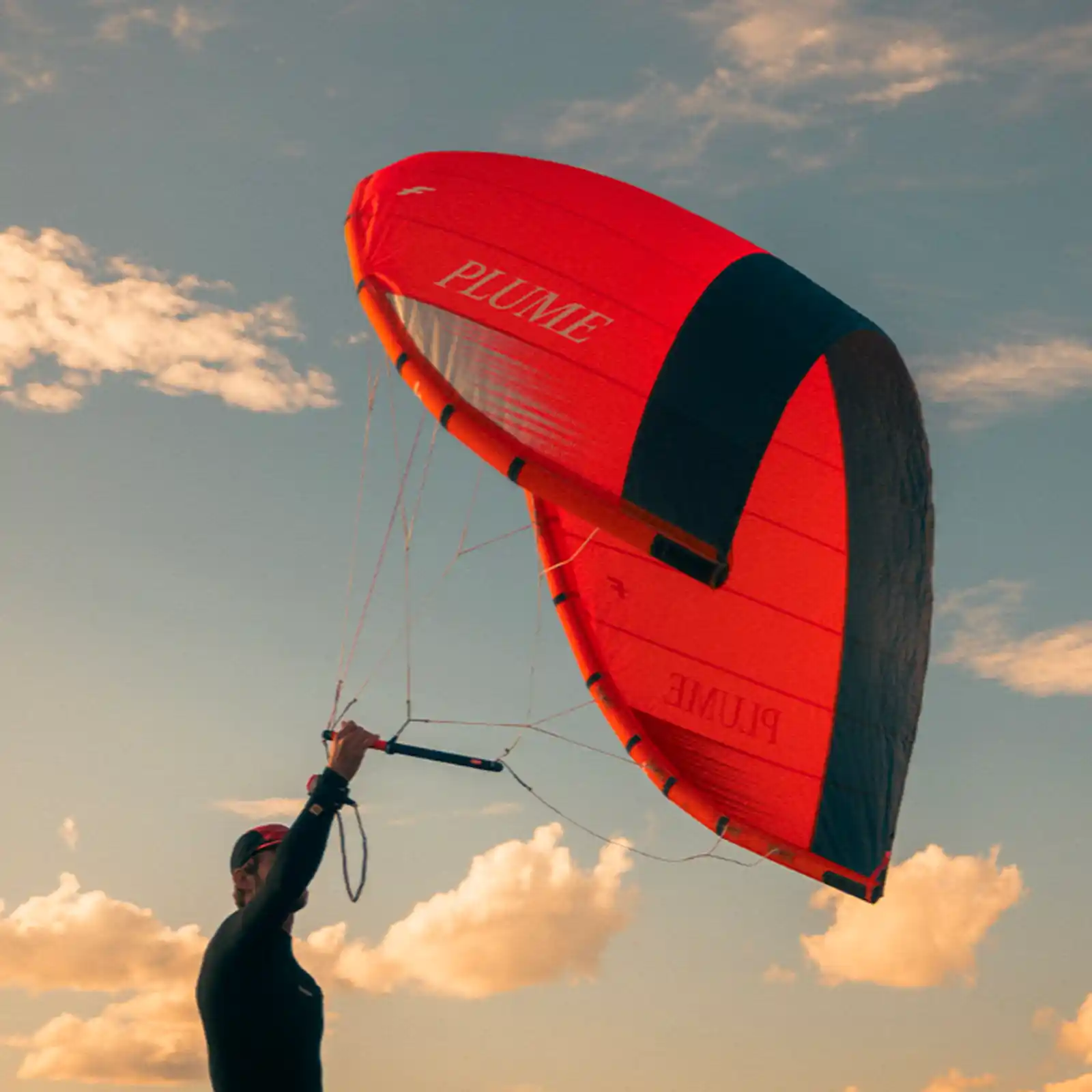 F-One Plume K-Wing en vol, vue de profil montrant le bord d'attaque fin et la structure sans latte